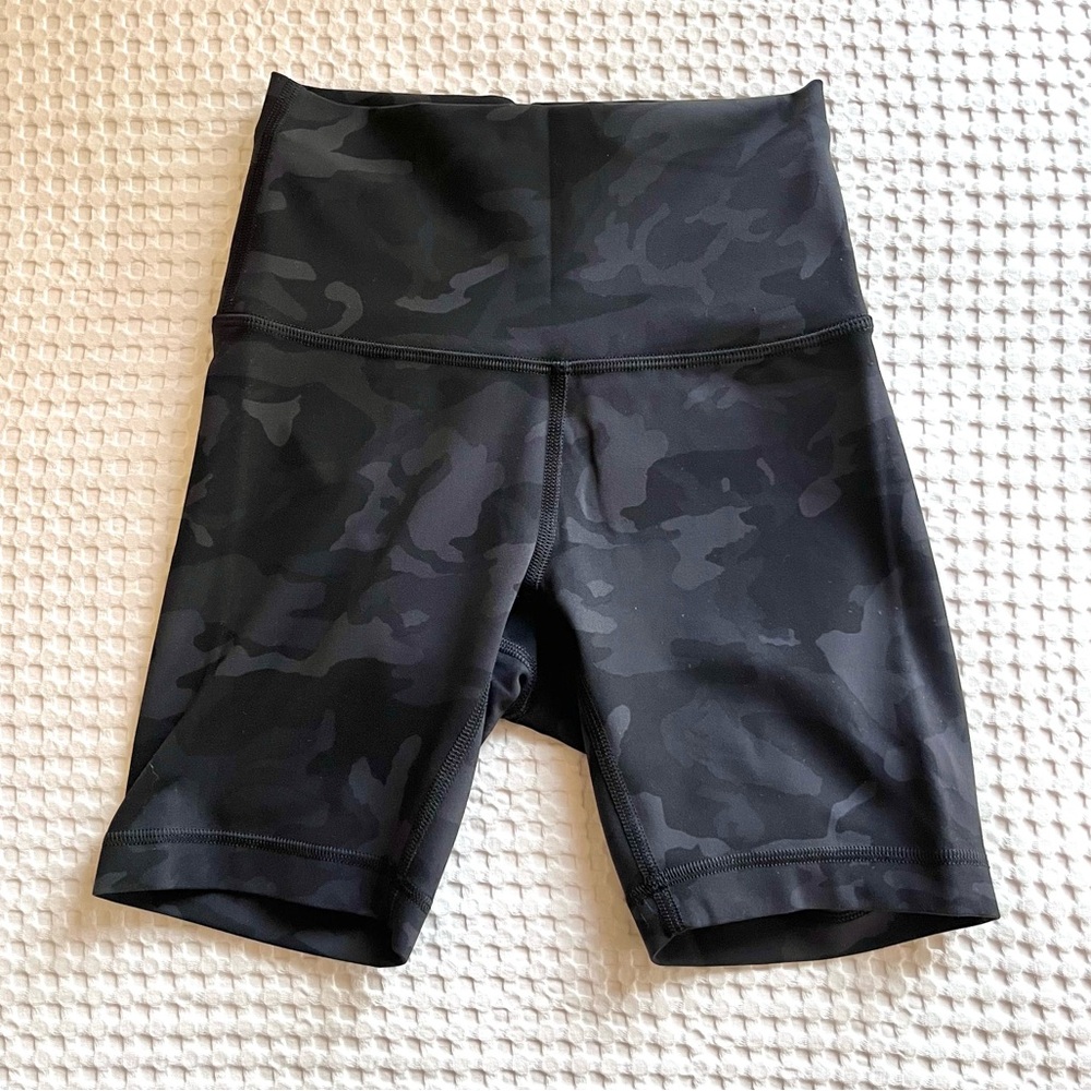 Lululemon Wunder Train Shorts 6” - Black Camo